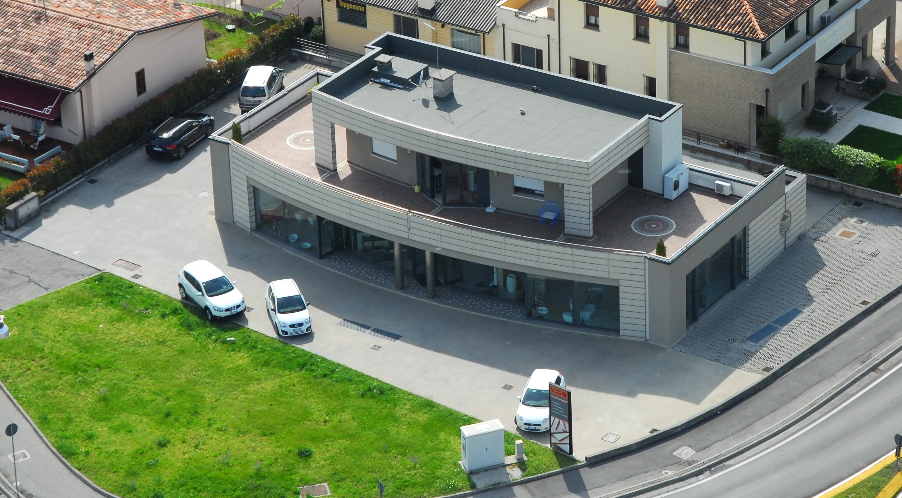 Ambiente contemporaneo con superfici per interni ed esterni